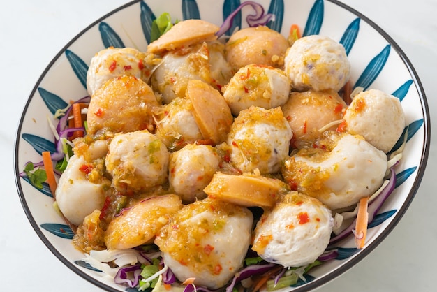 Salade épicée aux boulettes de viande et boulettes de poisson