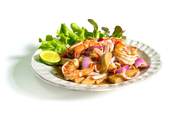 Salade épicée aux crevettes et à la pâte de chili saucisse de porc fermentée.