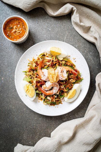 Salade épicée aux haricots verts ou aux noix de bétel avec crevettes et crevettes