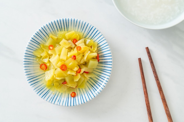 Salade épicée de chou ou de céleri à l'huile de sésame - Style de cuisine asiatique