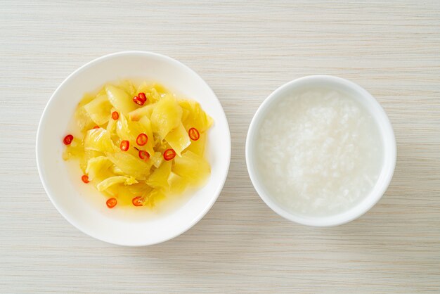 Salade épicée de chou ou de céleri à l'huile de sésame - Style de cuisine asiatique