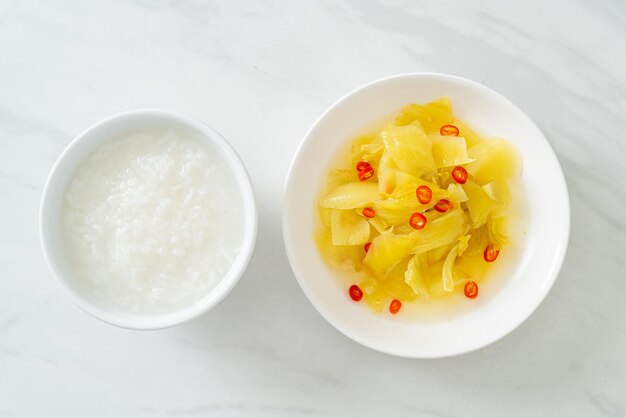 Salade épicée de chou ou de céleri à l'huile de sésame - Style de cuisine asiatique