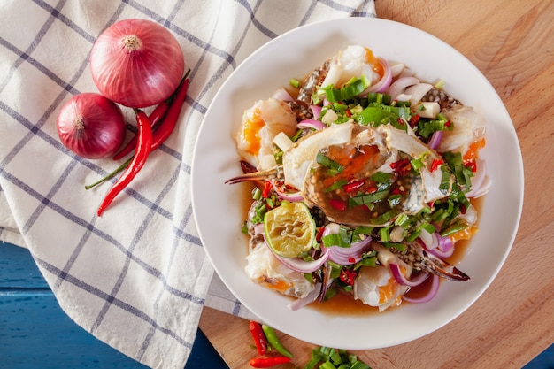 Salade épicée de crabe bleu frais aux légumes thaïlandais