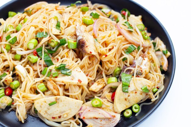 Photo salade épicée avec des nouilles au vermicelli de riz