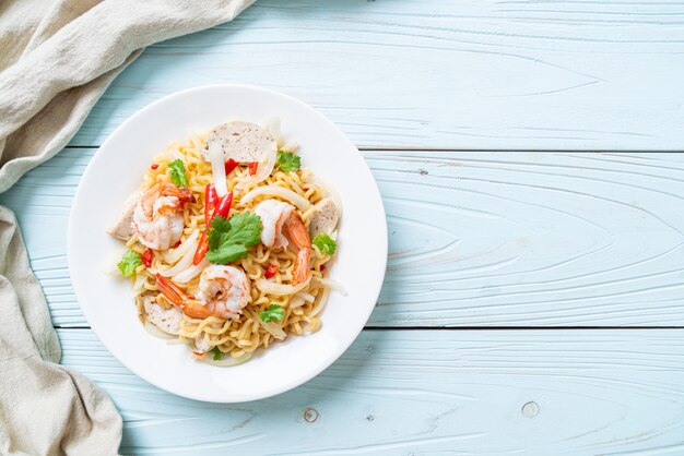 salade épicée de nouilles instantanées aux crevettes