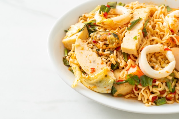 Salade épicée de nouilles instantanées avec des viandes mélangées - style de cuisine asiatique