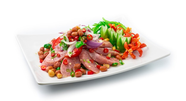 Salade épicée avec sauce de porc fermentée et légumes