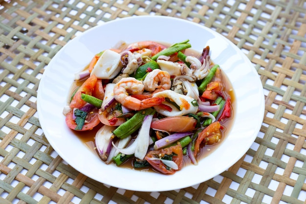 Salade épicée thaïlandaise aux fruits de mer