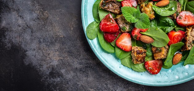 Salade d'épinards aux fraises, foie de poulet, amandes et menthe