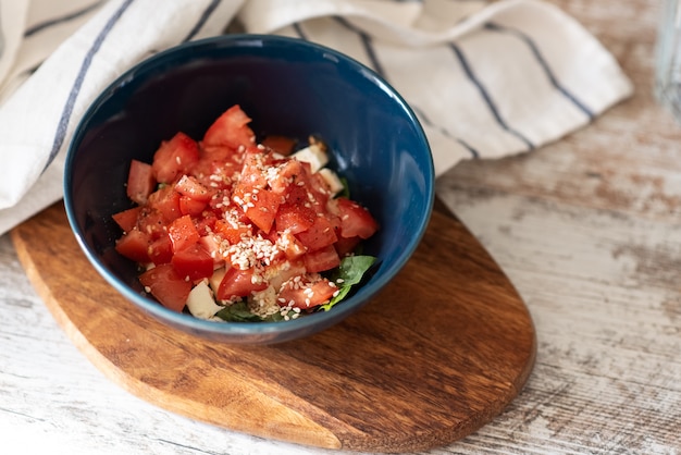 Salade d'épinards aux fraises et graines de sésame