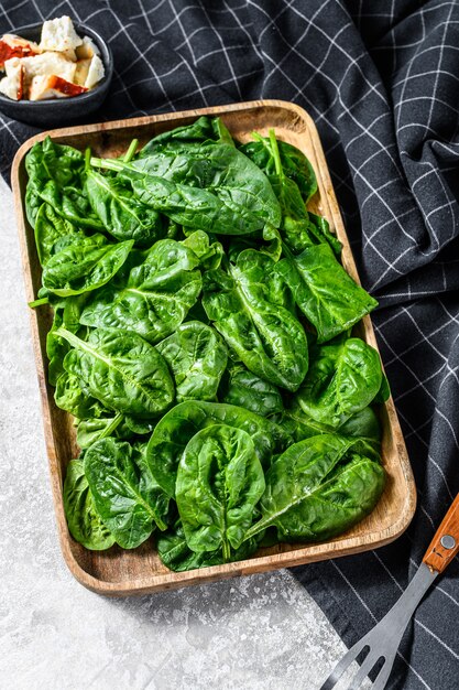 Salade d'épinards frais dans un bol en bois