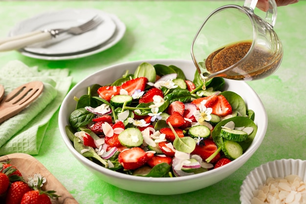 Salade d'épinards de fraises sur un fond vert