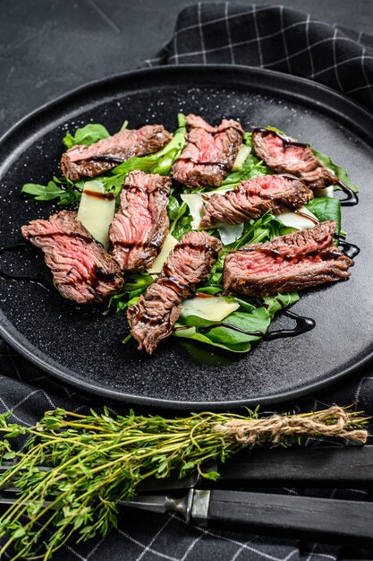 Salade d'épinards, roquette et steak de bœuf tranché