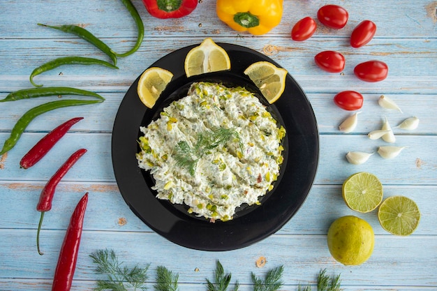 Salade espagnole vue de dessus sur fond de bois bleu