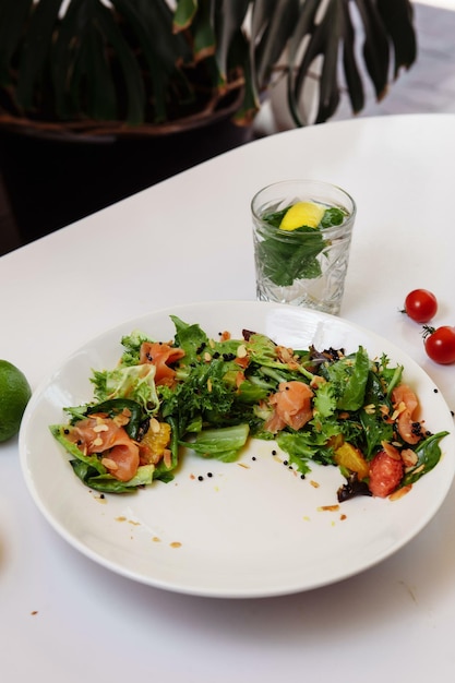 Salade estivale légère au saumon frais. Déjeuner léger pour l'été avec poisson rouge salé.