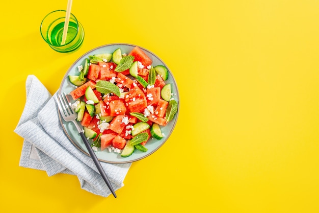 Salade estivale avec melon d&#39;eau et concombres