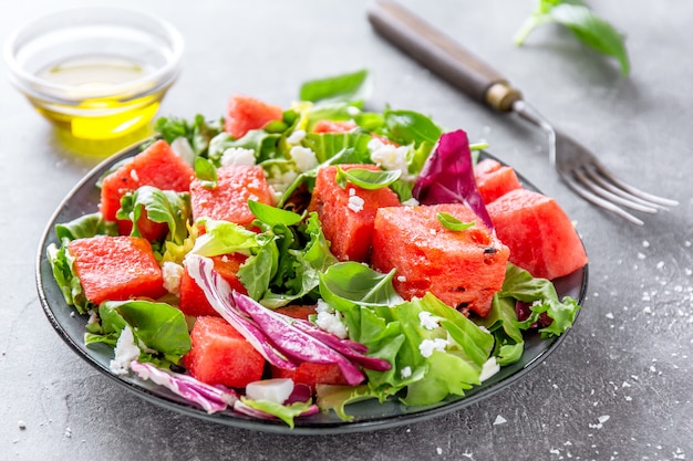 Salade estivale avec melon d&#39;eau et feuilles de salade