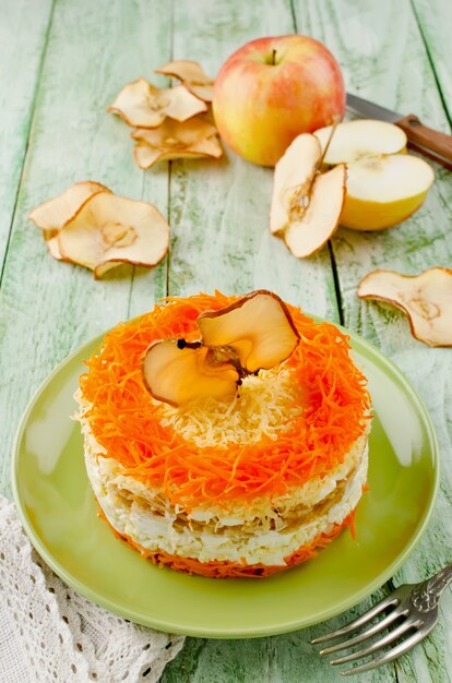 Salade étagée aux carottes, oeuf, fromage et pomme