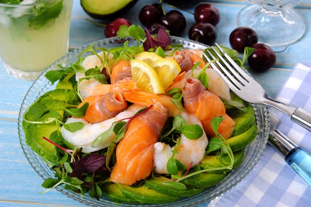 Photo salade d'été aux crevettes et au saumon fumé