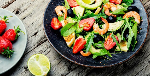 Salade d'été aux crevettes et fraises