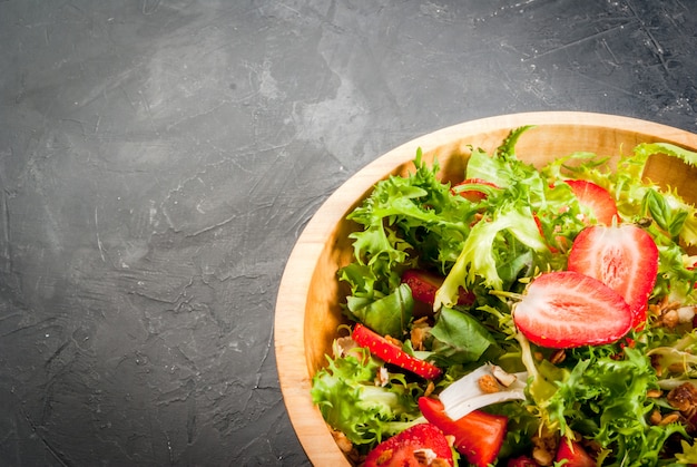 Salade d'été aux fraises et verts