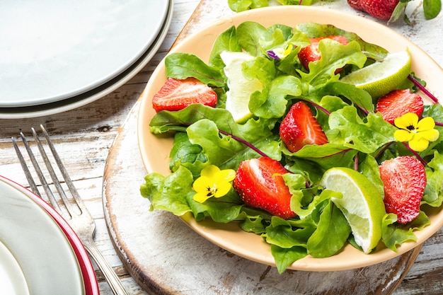 Salade d&#39;été aux fraises