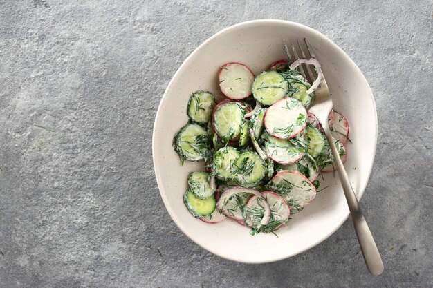 Salade d'été en bonne santé salade radis concombre yogourt vue de dessus