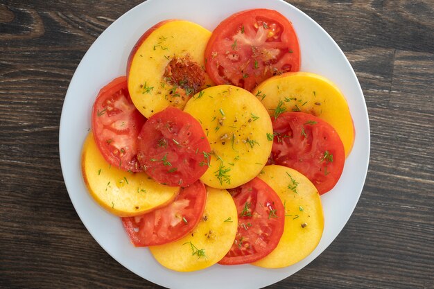 Salade d'été colorée aux tomates et nectarines