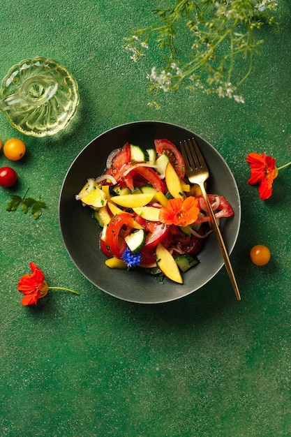 Photo salade d'été dans une assiette