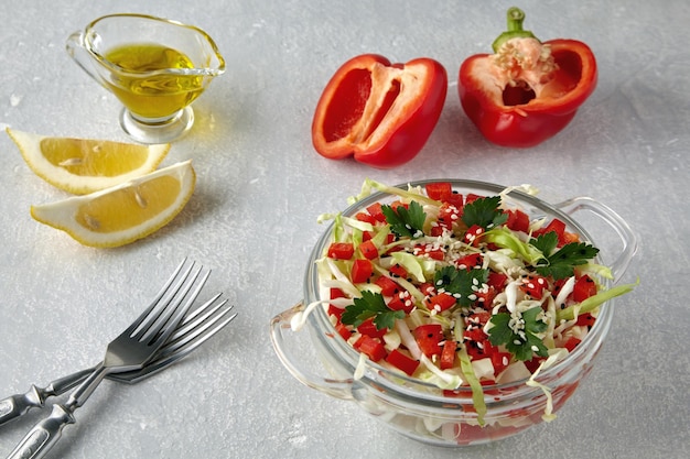 Salade d'été Esh de jeunes choux et poivrons aux graines de sésame assaisonnées d'huile d'olive et de jus de citron