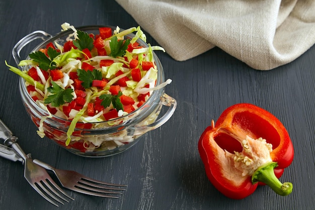 La salade d'été est un apéritif léger de chou blanc et de paprika