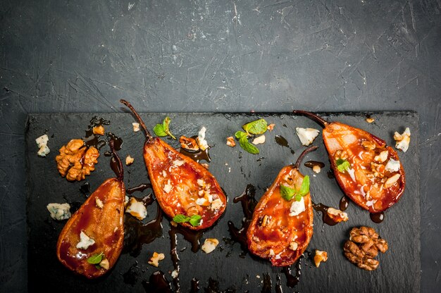 Salade d'été fraîche aux poires grillées