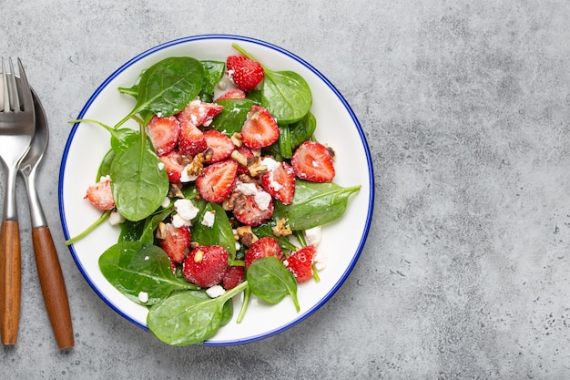 Salade d'été légère et saine aux épinards de fraises fraîches