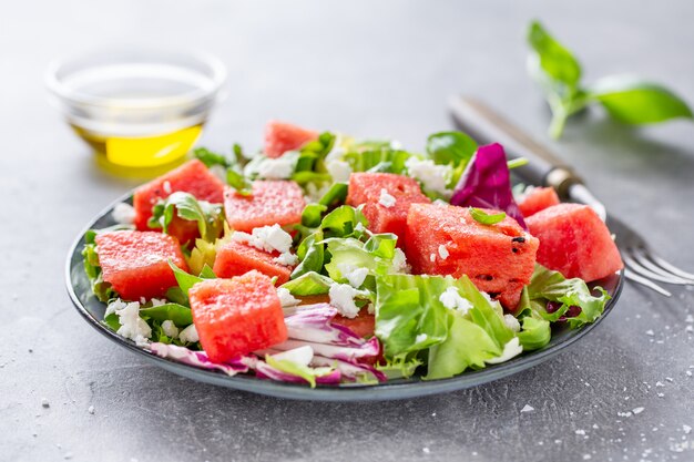 Salade d&#39;été à la pastèque et aux feuilles de salade