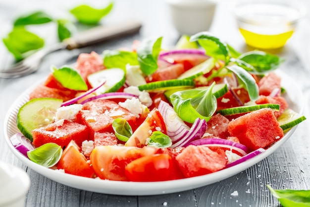 Salade d&#39;été à la pastèque et aux feuilles de salade