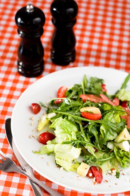 Une salade d'été rafraîchissante avec roquette, fromage et fraises