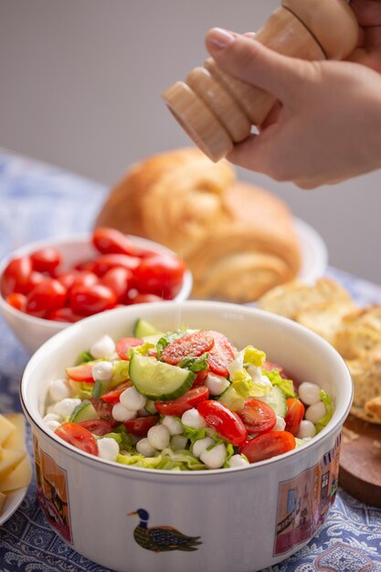 Salade d'été. Salade fraîche à la mozzarella. Laitue avec tomates cerises, concombres et mozzarella.