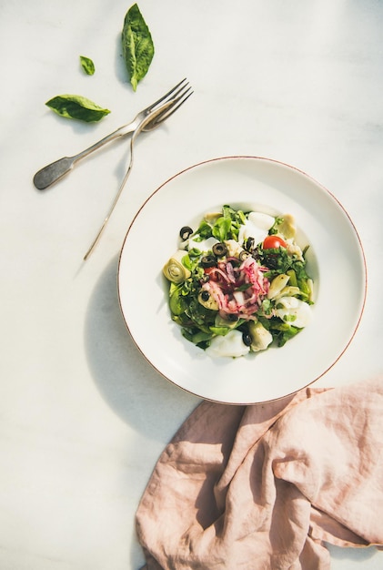 Salade d'été verte fraîche avec vue de dessus d'artichauts