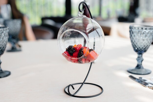 Une salade exquise de fruits de mer, de thon et de caviar noir dans une belle portion sur la table du restaurant. Délices exquis de la haute cuisine en gros plan.