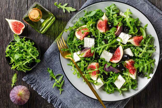 Salade de feta aux figues de roquette et olives noires