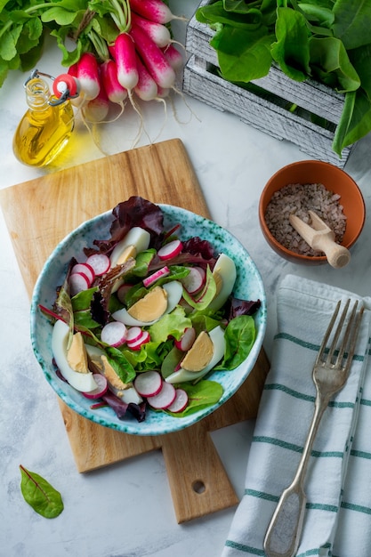 Salade de feuilles fraîches dans une assiette en céramique