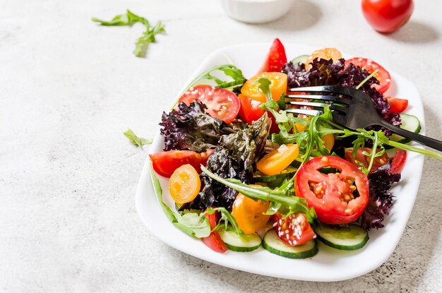 Salade de feuilles de salade fraîche roquette concombre tomate cerise