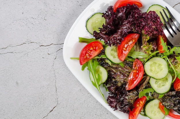 Salade de feuilles de salade fraîche roquette concombre tomate cerise