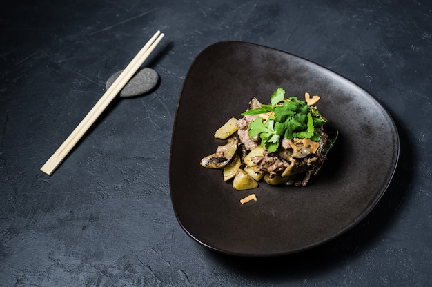 Salade avec filet de boeuf cuit au four et aubergines