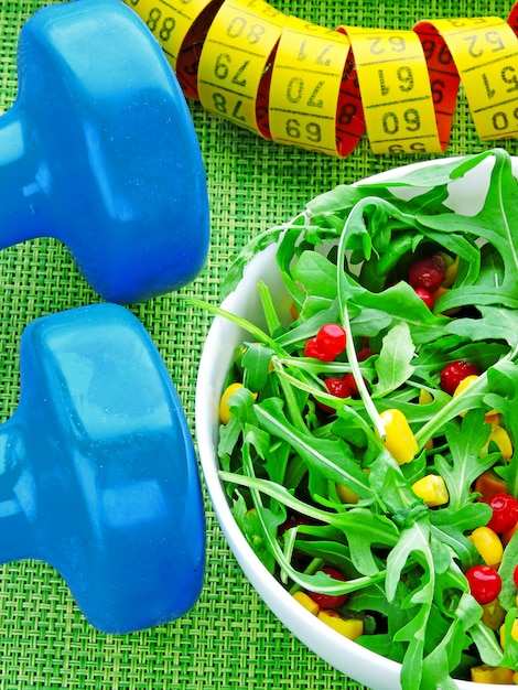 Salade de fitness fraîche et éclatante avec roquette, maïs et canneberges