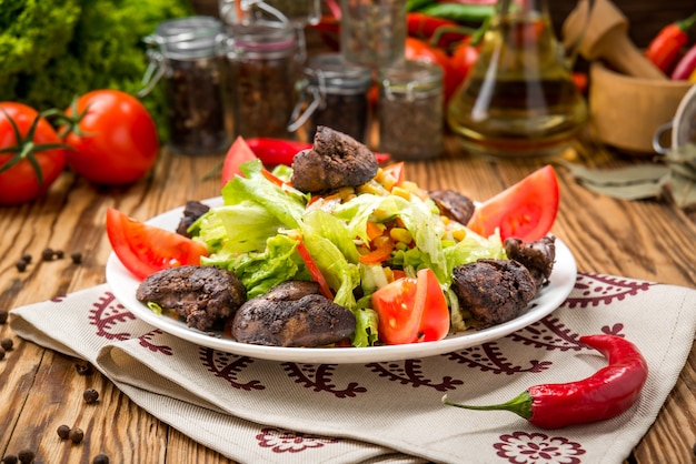 Photo salade de foie de poulet aux cassis