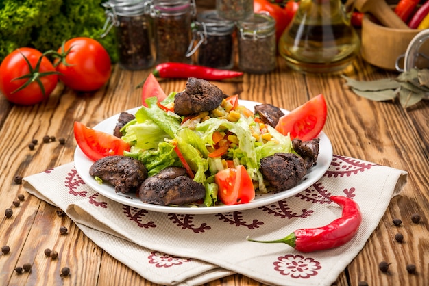 Salade de foie de poulet aux cassis