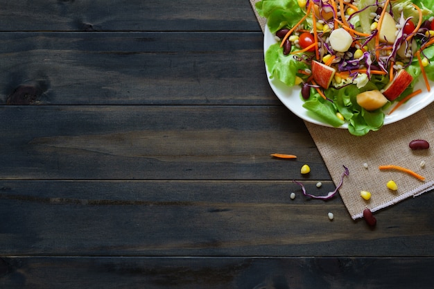 Salade fraîche sur une assiette blanche avec des légumes verts mixtes