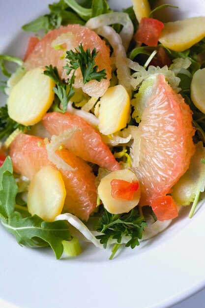 Salade fraîche sur une assiette