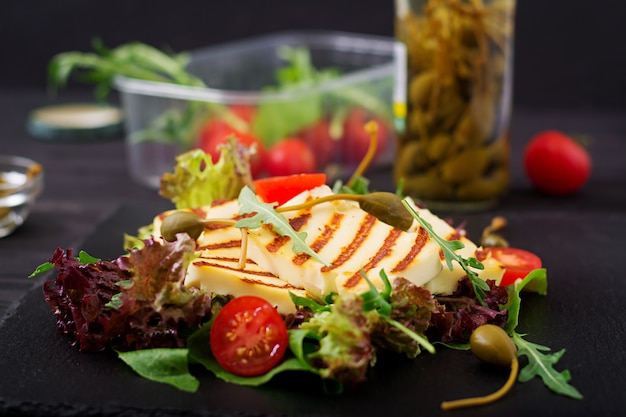 Salade fraîche au fromage grillé, tomates, câpres, laitue et roquette.